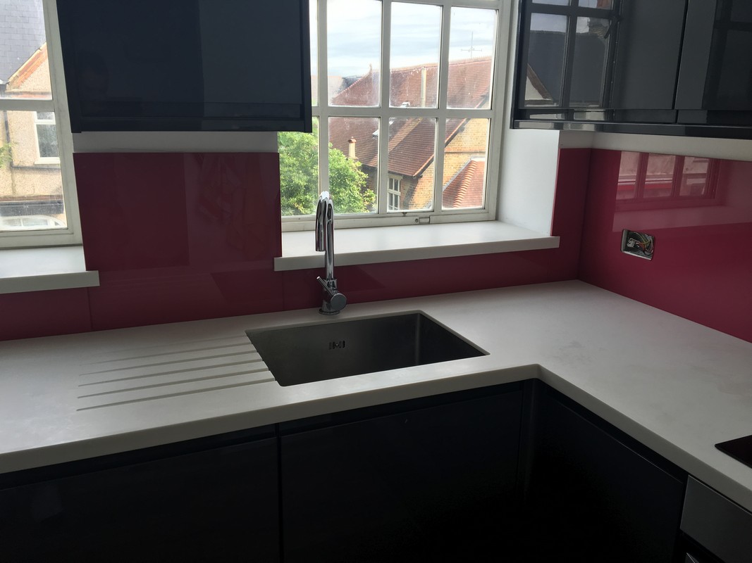 Deep plum coloured glass splashback in modern Holloway kitchen